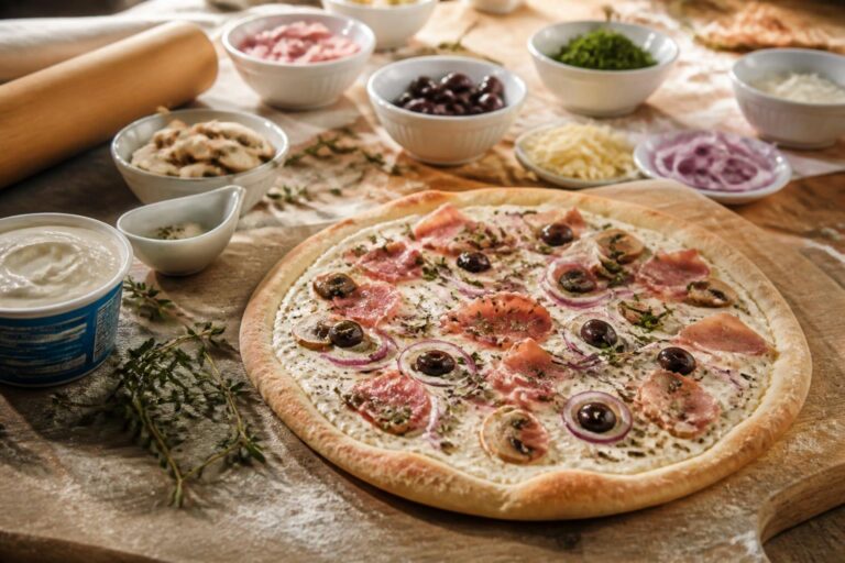découvrez notre recette de pizza à la crème fraîche avec des astuces pour réussir et des variantes savoureuses pour tous les goûts.