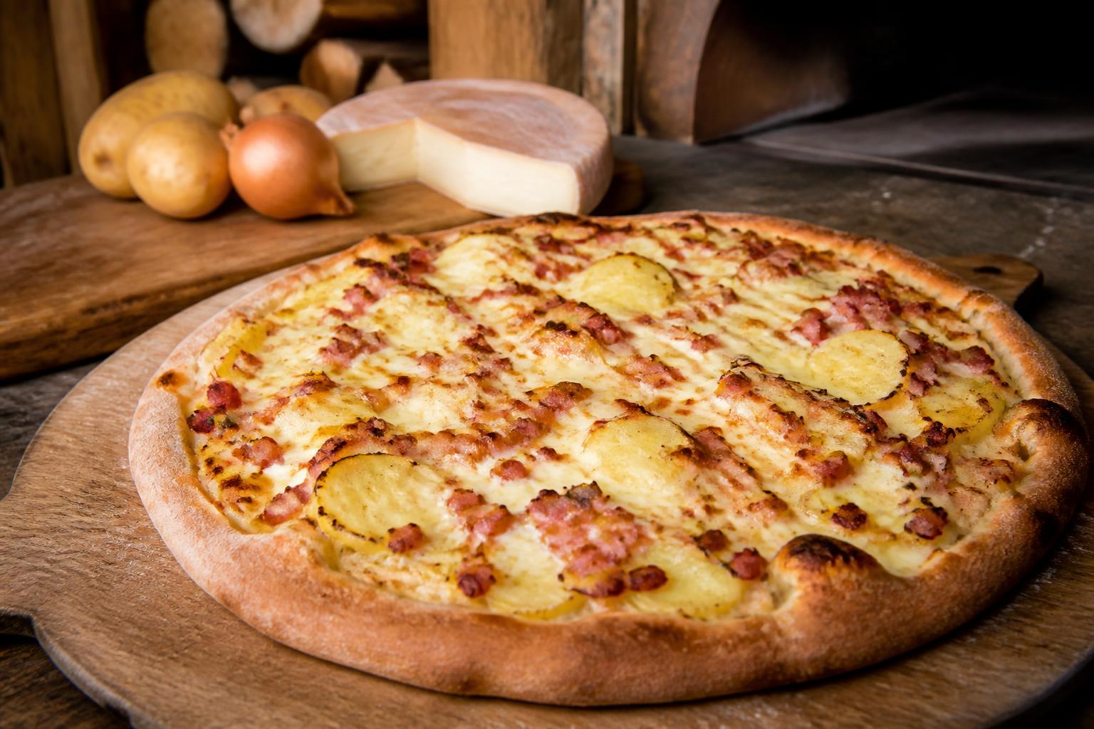 découvrez notre recette de pizza tartiflette qui marie parfaitement les saveurs généreuses de la savoie avec la gourmandise incontournable de l'italie. un délice à partager en famille ou entre amis !