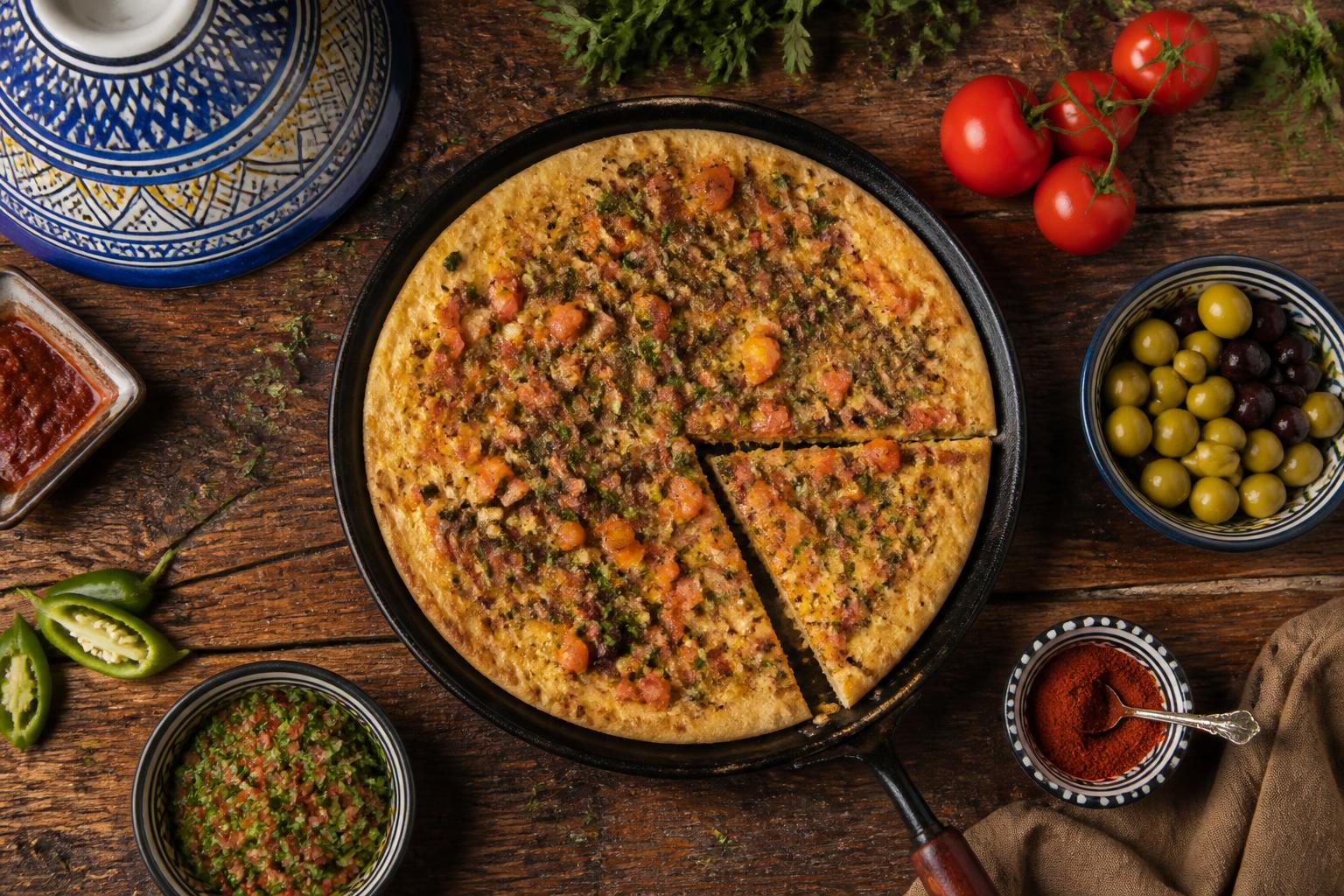 découvrez notre recette de pizza marocaine avec astuces et ingrédients pour une saveur authentique. apportez le goût unique du maroc directement dans votre cuisine !