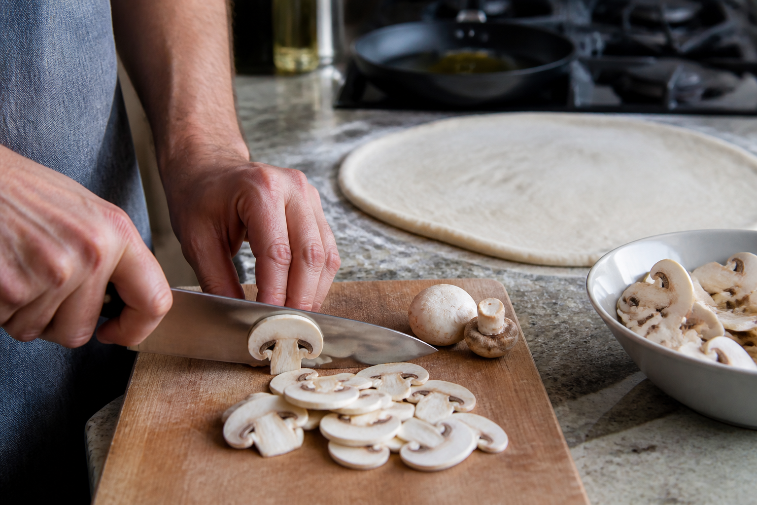 Champignons sur pizza : faut-il les précuire ?