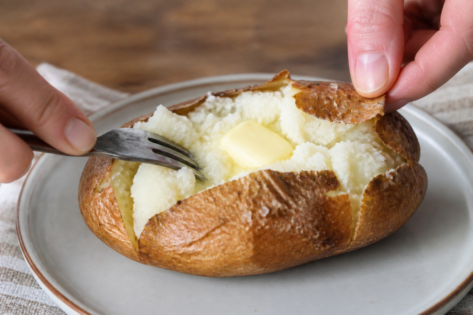 Pomme de terre au four : peau croustillante et chair fondante à tous les coups